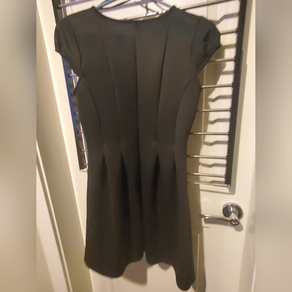 Black pleated dress v-neck - Picture 2 of 5